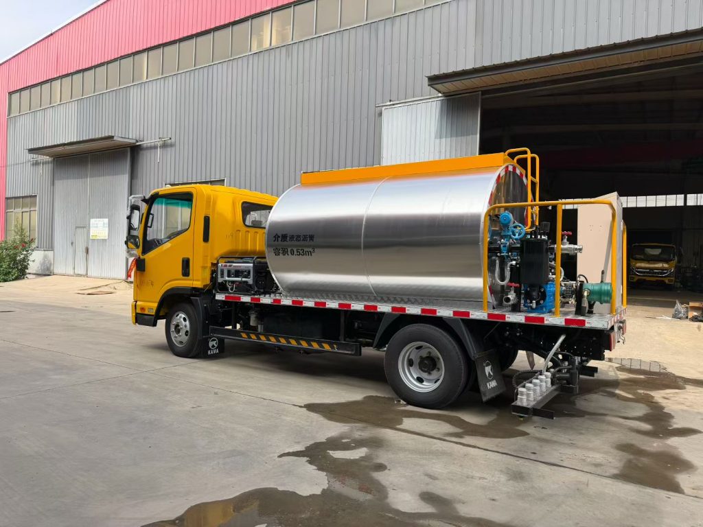 Intelligent Asphalt Distributor Truck Asphalt plant equipment factory photo LIJIU