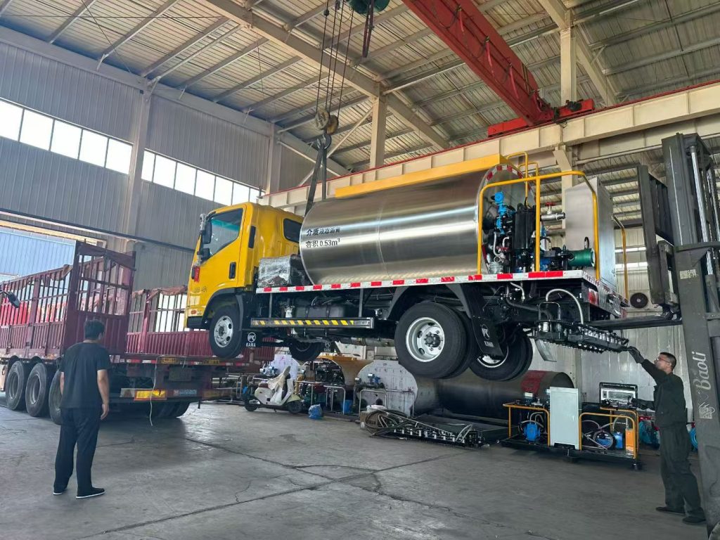 Intelligent Asphalt Distributor Truck Asphalt plant equipment factory photo LIJIU